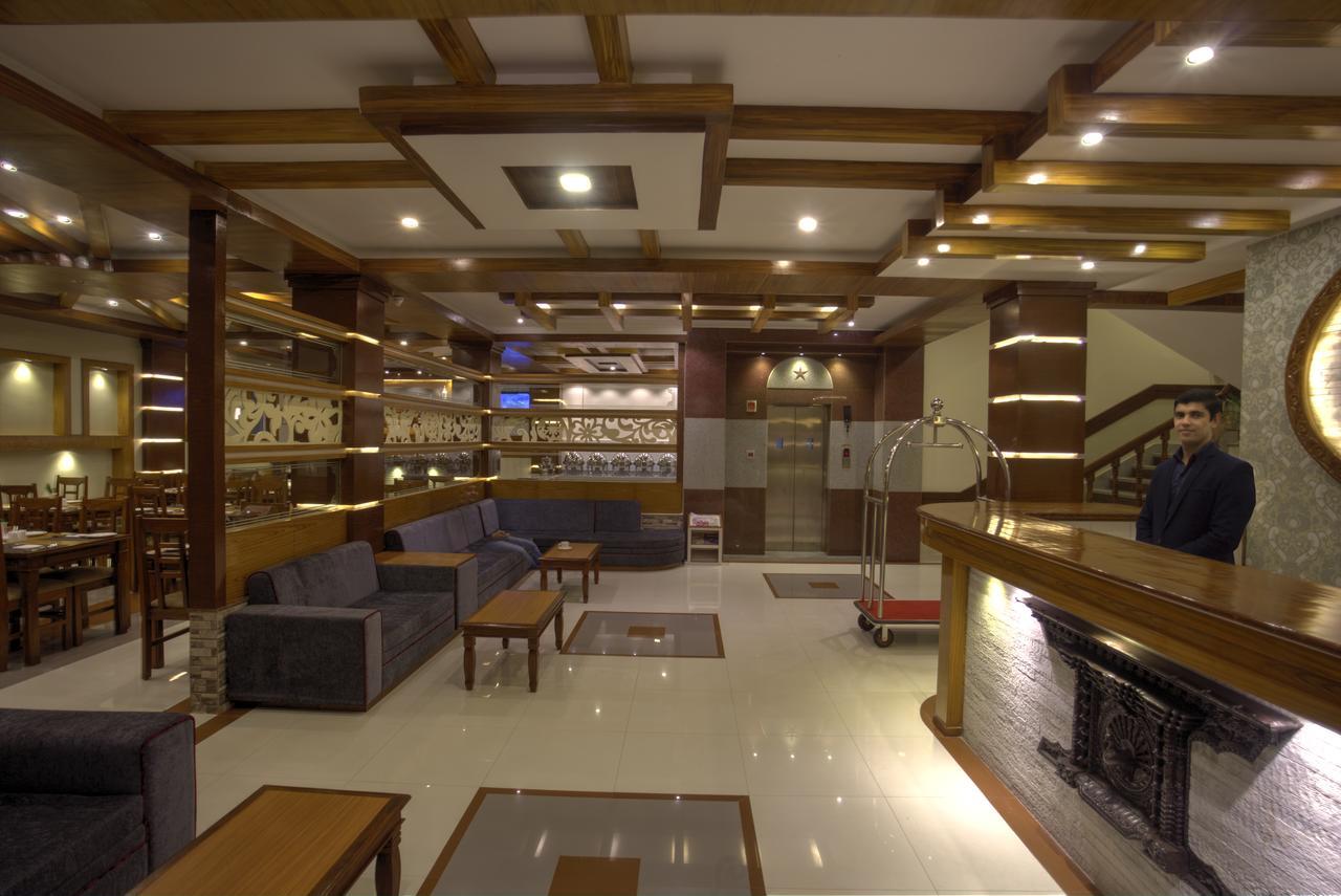 Hotel White Pearl Pokhara Esterno foto