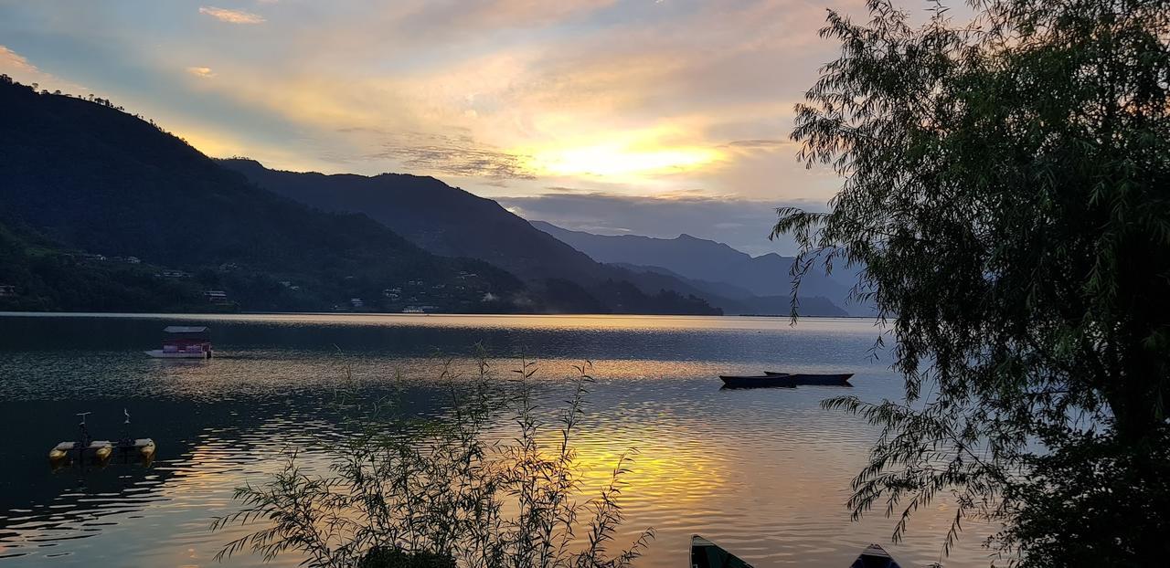 Hotel White Pearl Pokhara Esterno foto
